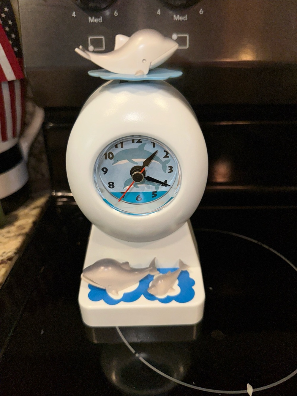 Vintage Whale-Themed White and Light Blue Table Clock Action moving